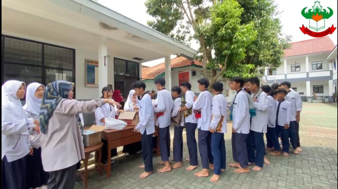 Kegiatan Jum'at Berkah SMP Kartika XIX-2 Bandung